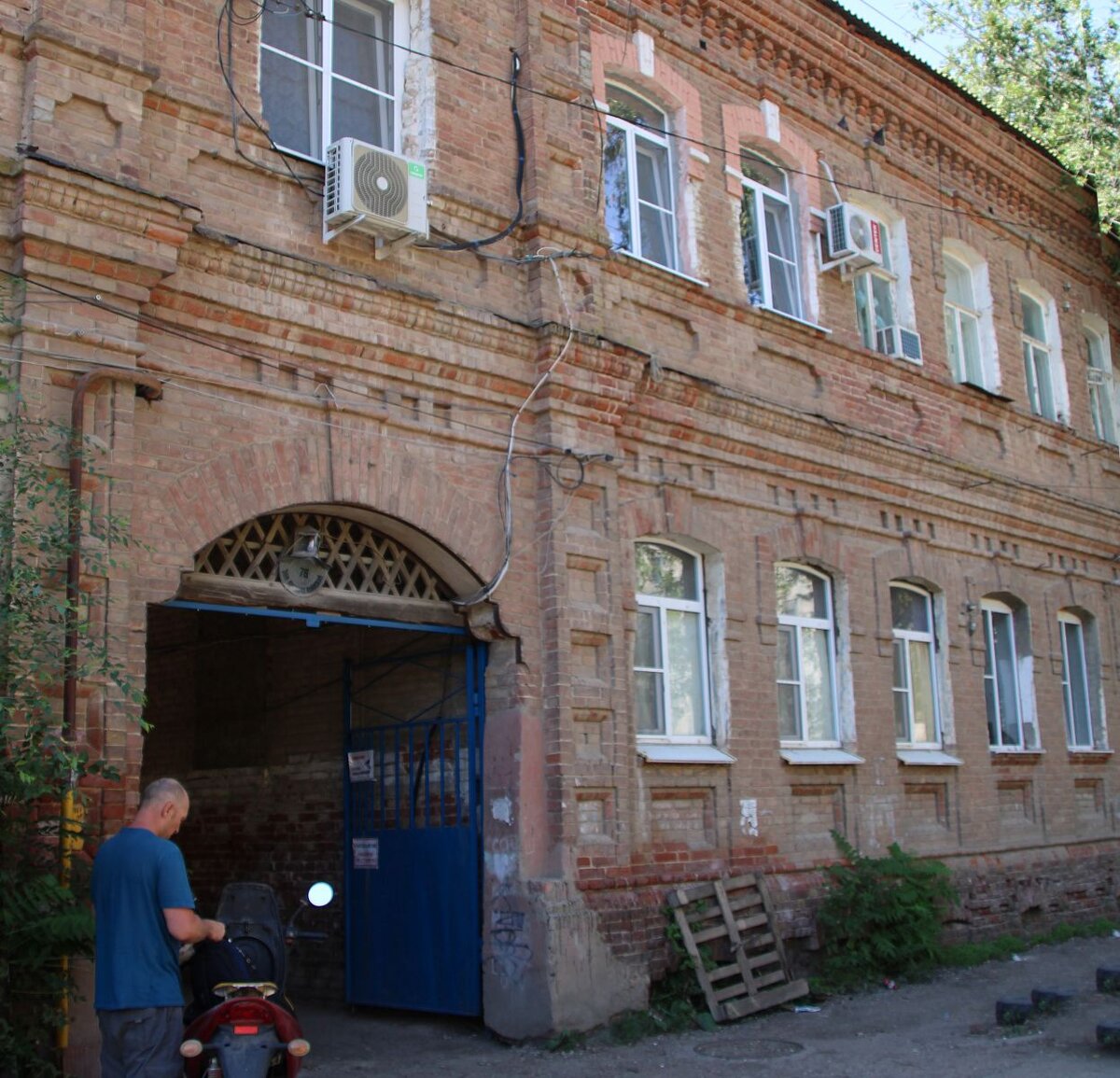 Дом построен в конце 19 века. 
