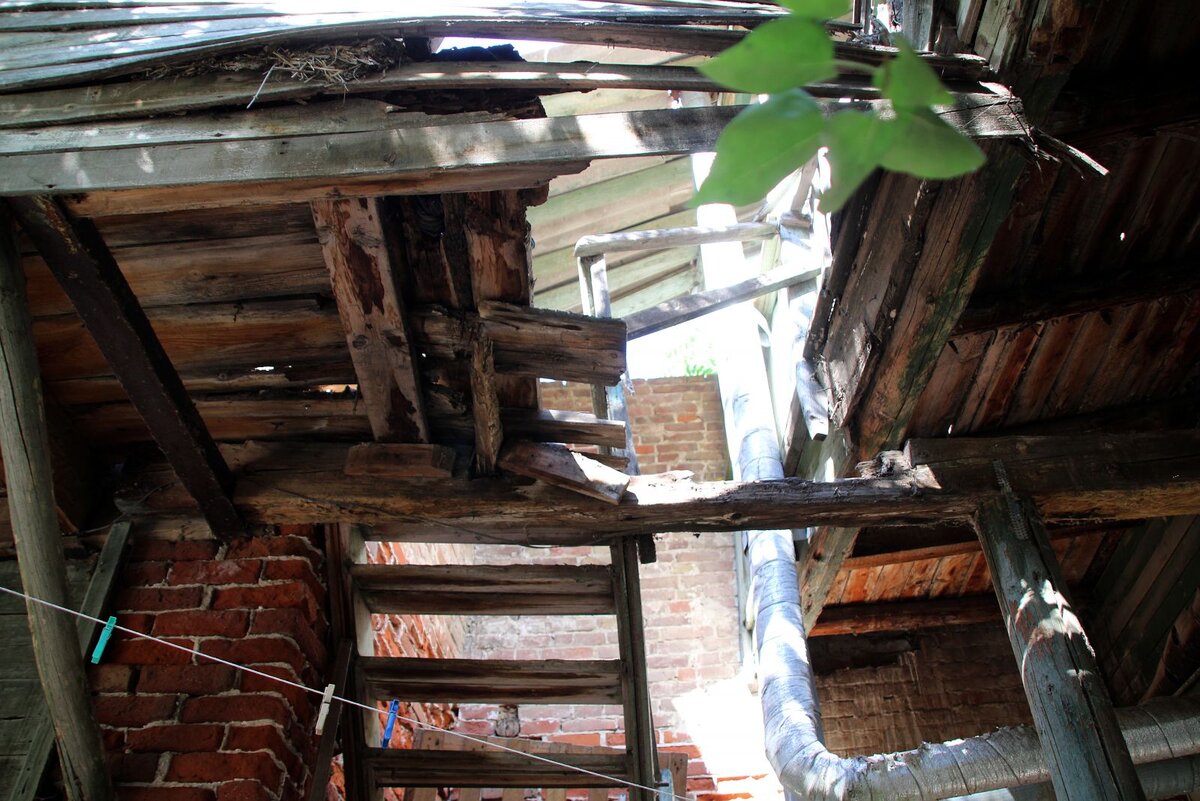 Вот в этом месте веранды женщина провалилась вниз. 
