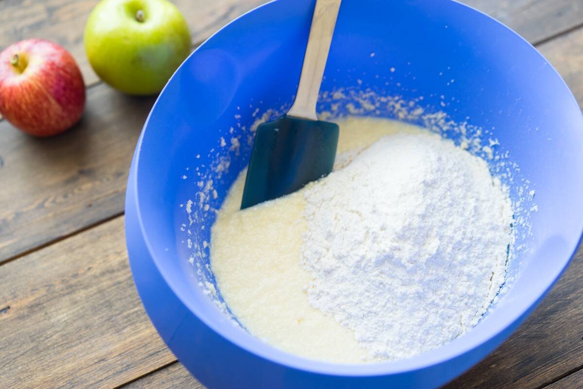 Яблочный пирог andychef. Сыпучие Ингредиенты. Яблоки сварить с сахаром. Как приготовить яблоки с маслом. Масло яблоки мука