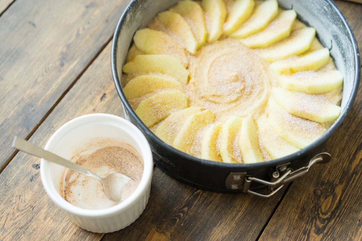 Пошаговое приготовление пирога. Шарлотка. Тесто для шарлотки. Этапы приготовления шарлотки с яблоками. Приготовления теста для яблочного пирога.