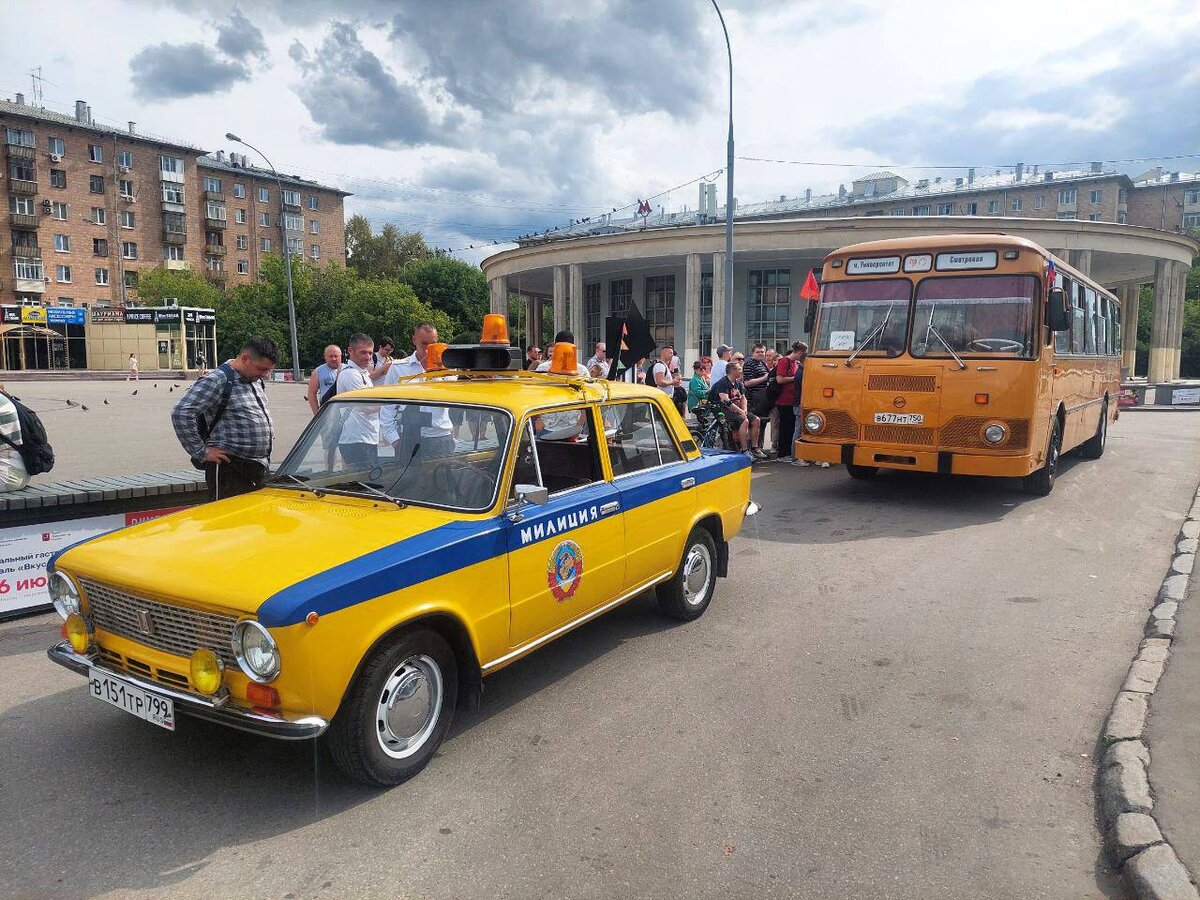 Официальное сопровождение от наших друзей на автомобили ВАЗ-2101 "Жигули" в цветовой схеме "Родной Милиции")) 