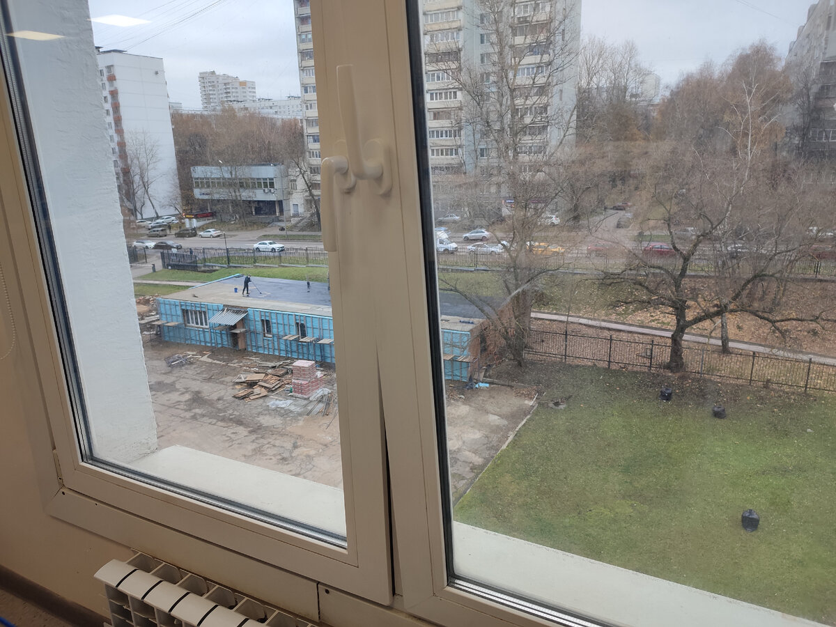 Сегодняшний вид из окна учебной аудитории. Видно, как рабочие ремонтируют крышу хозяйственного здания на территории нашего университета.