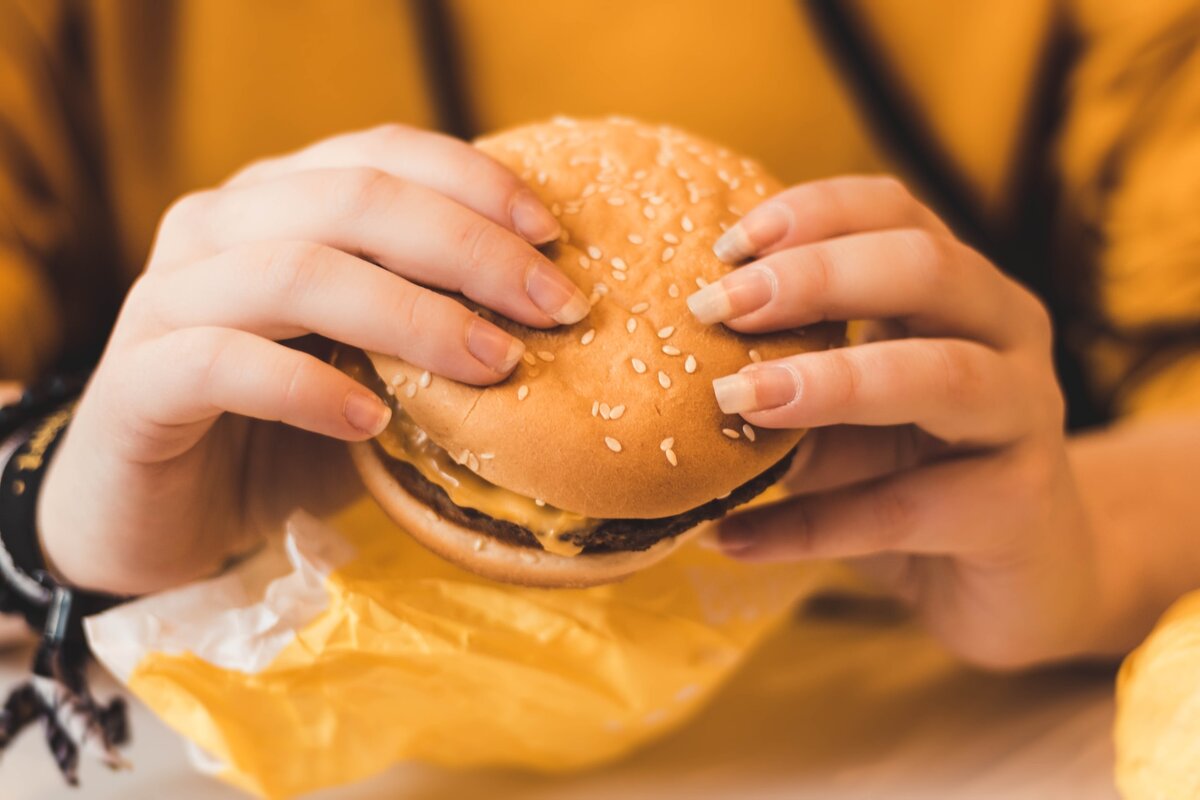     Мужчина нашел в машине чизбургер из McDonald’s, забытый 3 года назад: вот что с ним случилось