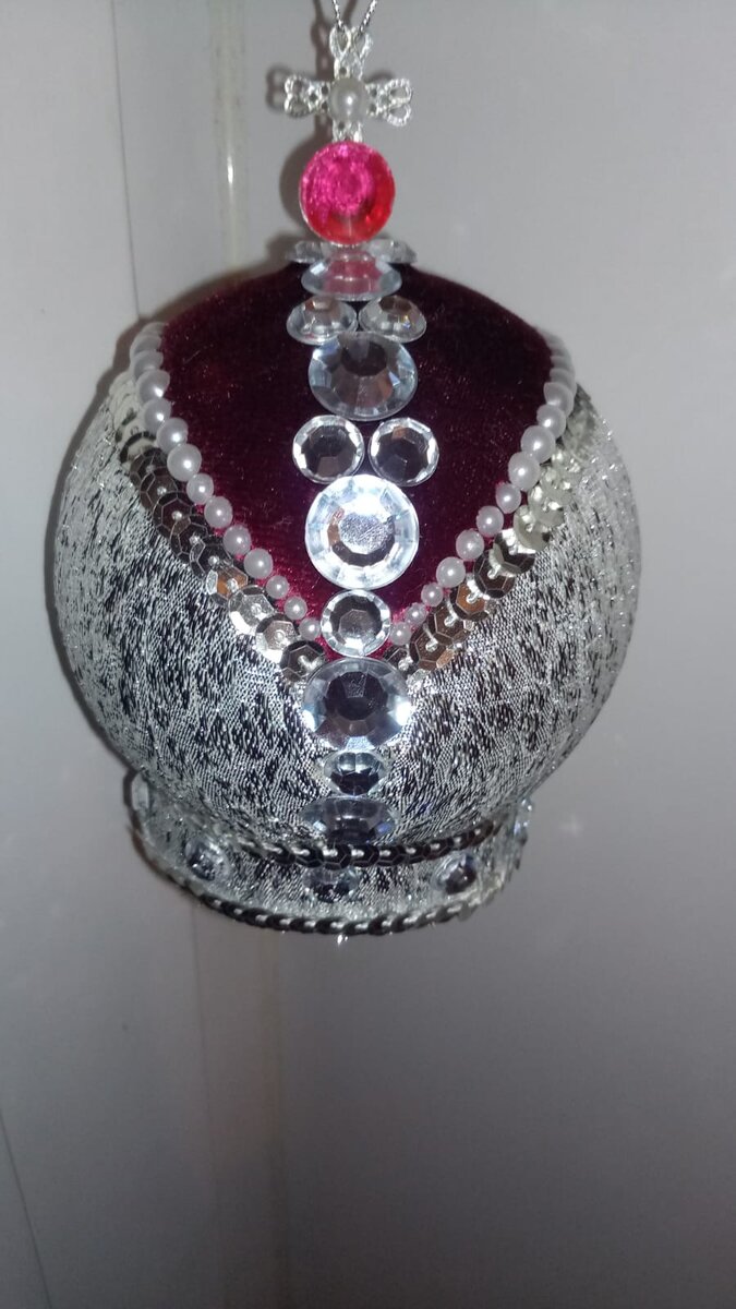 Ёлочная игрушка в виде короны Российской империи изготовлен по японской технике кимекоми.