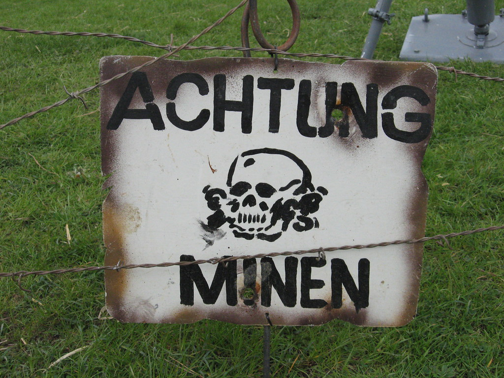 Что значит ахтунг. Табличка мины на немецком. Achtung Minen табличка. Осторожно мины табличка. Табличка минное поле.