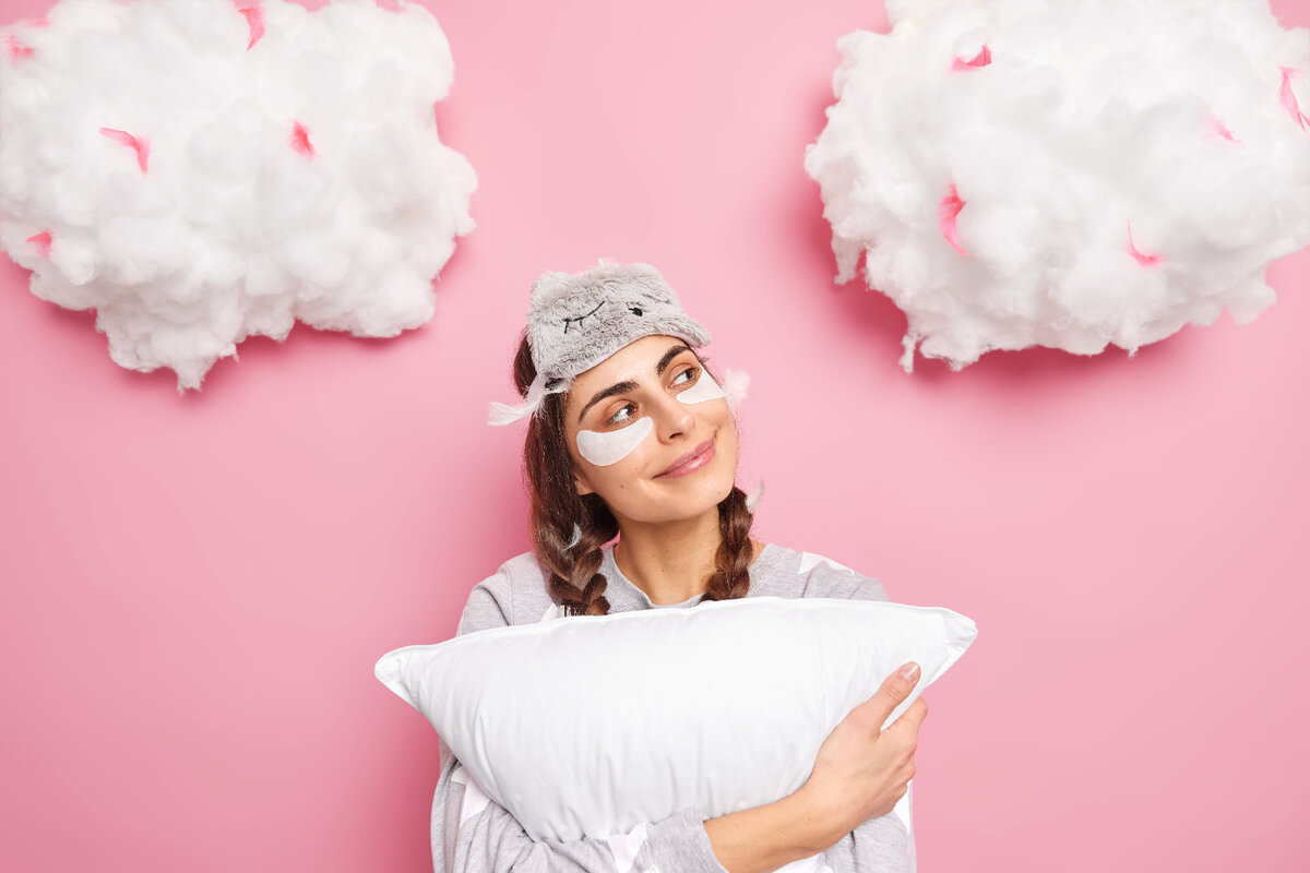 <a href="https://ru.freepik.com/free-photo/indoor-shot-of-pleased-dreamy-young-woman-with-two-pigtails-looks-aside_15223602.htm#query=%D0%A1%D0%BD%D1%8B&position=2&from_view=search&track=sph">Изображение от wayhomestudio</a> на Freepik