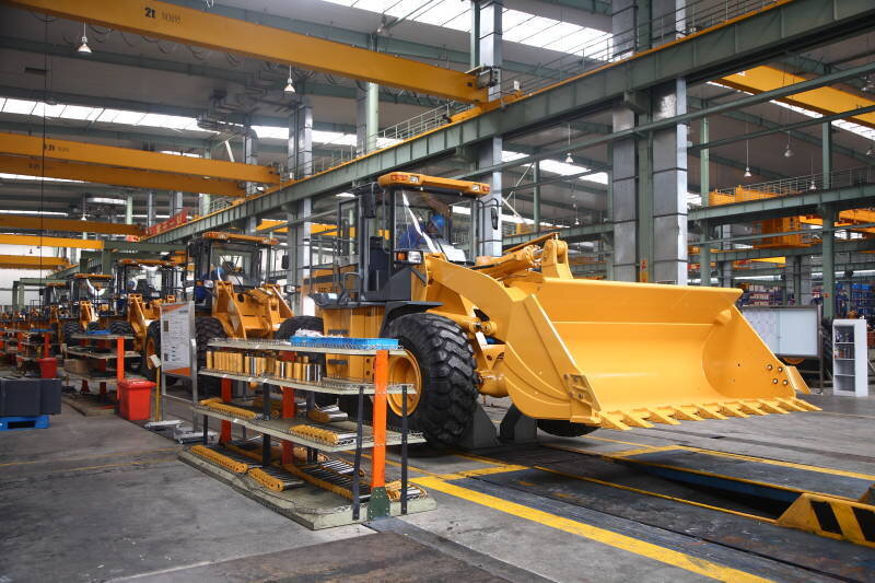 Погрузчик цеховой. Водитель погрузчика. Грузчик на погрузчике. Завод погрузчиков. Фронтальный погрузчик борус.