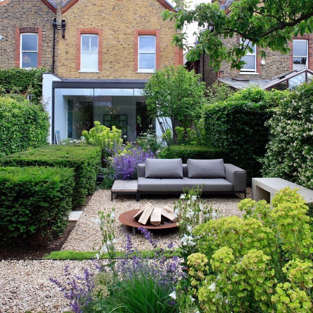 МЕЧТЫ ДАЧНИКА… Шашлычки, гости, банька, позагорать на лежаках, рыбалка, природа, красота…. У кого есть финансовые возможности это еще бильярд после баньки, утром спортзал  или даже бассейн… РЕАЛЬНОСТЬ….Пятничные пробки и воскресные, когда хочется еще отдохнуть, но надо уже стартовать в 12 дня, чтобы проскочить пробку, приехать домой, подготовиться к рабочей неделе, постоянные вложения,  очередной поиск бригады, переделки, какие-то рабочие, бесконечные поездки по рынкам и строительным магазинам, покос газона, грядки, теплицы, борьба с сорняками и бесконечный уход, вместо полежать на лежаках и попить пивка… 
