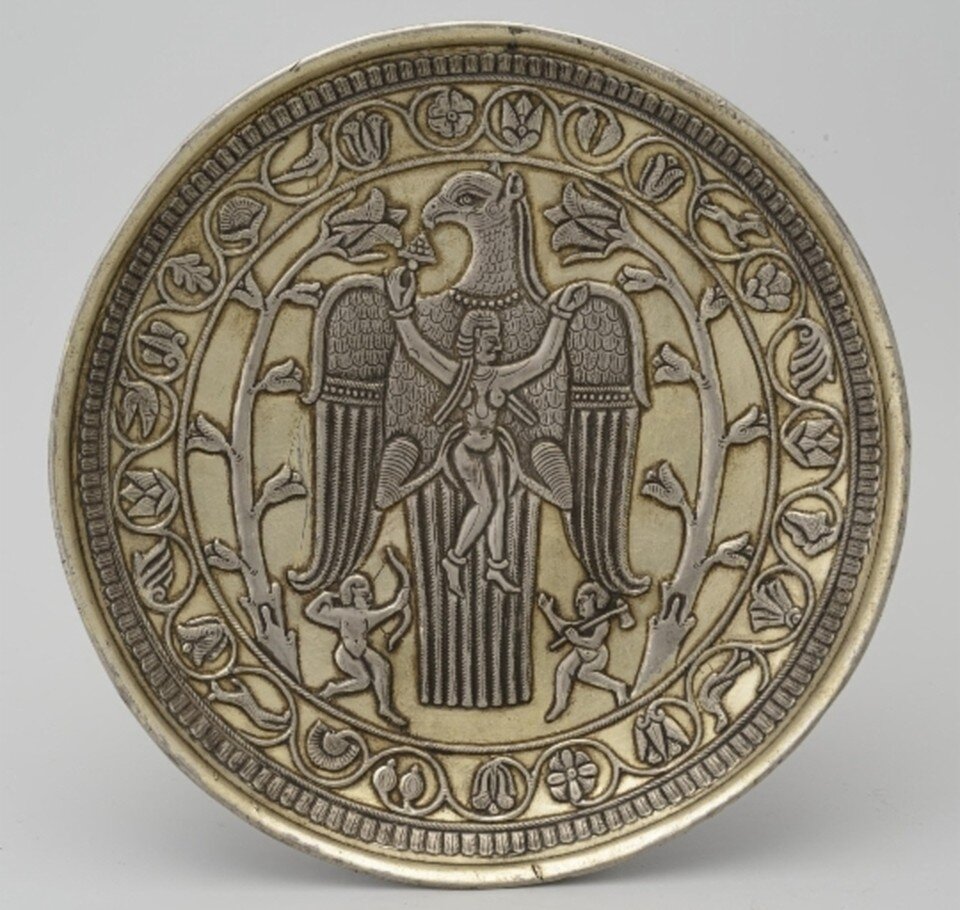    Серебряное блюдо с изображением орла, несущего женщину, было найдено в Пермской области в 1936 году. Фото: hermitagemuseum.org