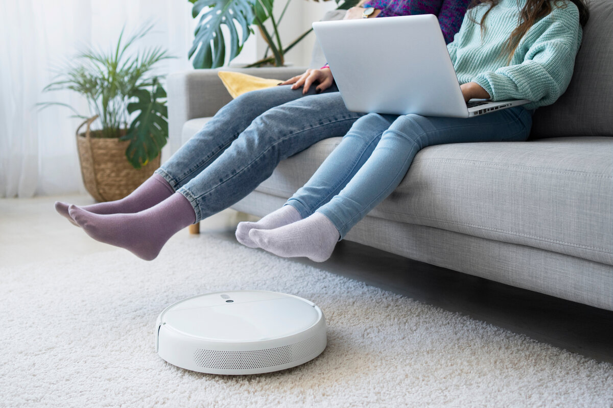 Изображение от <a href="https://ru.freepik.com/free-photo/side-view-girls-sitting-on-couch_25965545.htm#query=%D1%80%D0%BE%D0%B1%D0%BE%D1%82%20%D0%BF%D1%8B%D0%BB%D0%B5%D1%81%D0%BE%D1%81&position=29&from_view=keyword&track=ais">Freepik</a>