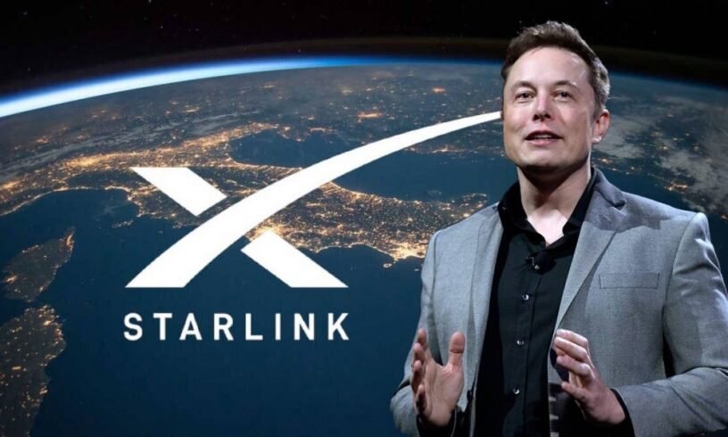Иллюстративное изображение. Илон Маск и логотип его компании Starlink.