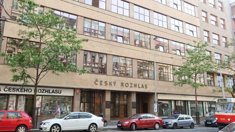 На фото: комплекс зданий в Праге Чешского радио, откуда вещает и в том числое и иновещание Radio Prague International..