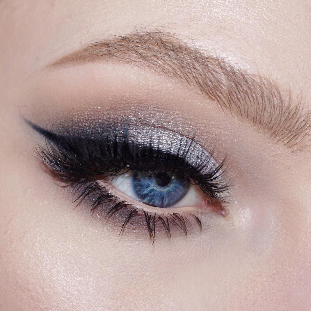 Макияж с синими стрелками. Яркий макияж со стрелками. Голубой макияж со стрелками. Макияж для голубых глаз. Синие стрелки макияж.