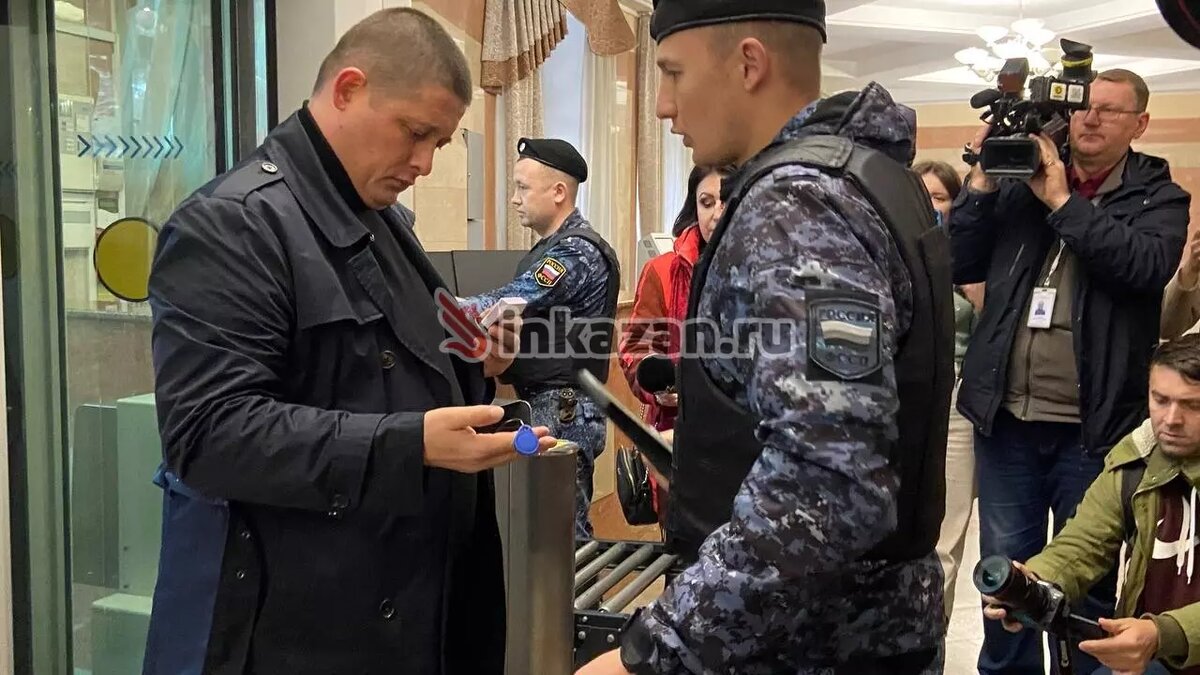     Бывший депутат Госсовета Татарстана Рустем Хасанов, «пойманный с наркотиками», прибыл в суд.