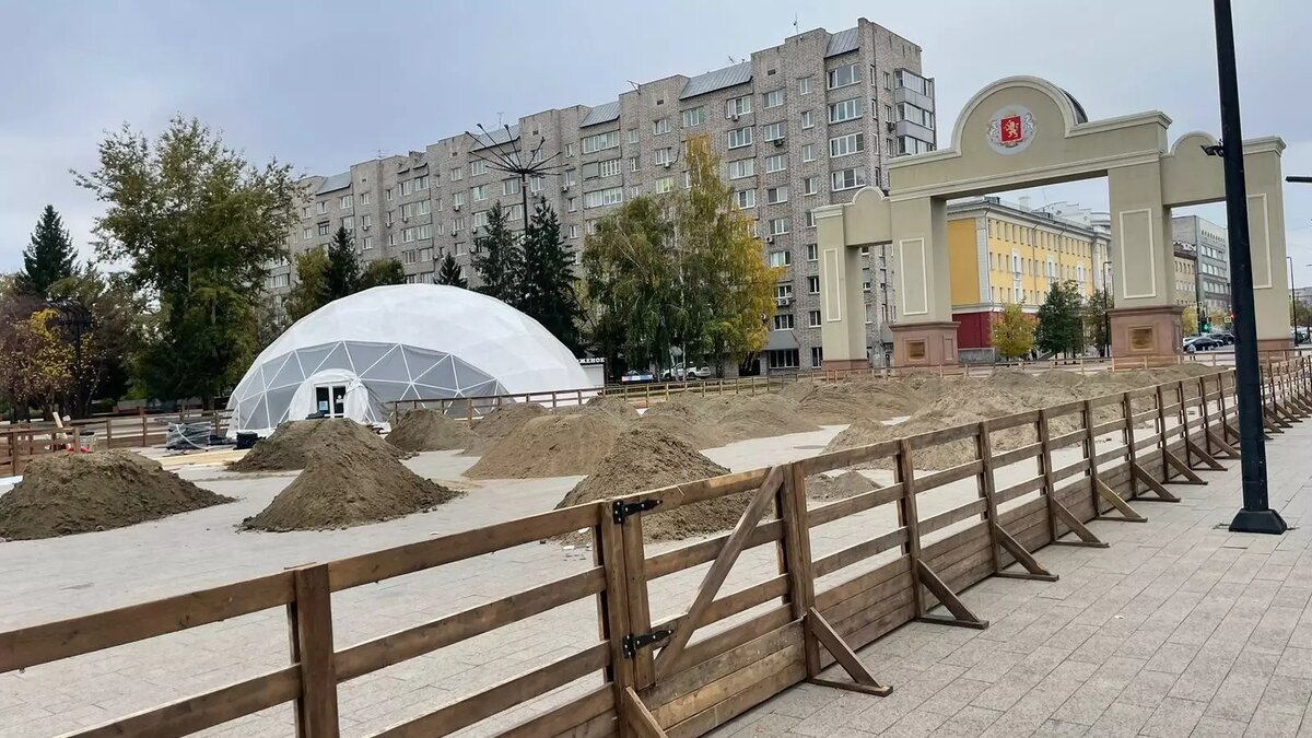     В Красноярске готовятся открыть первый уличный каток. Он находится возле БКЗ на площади Мира.