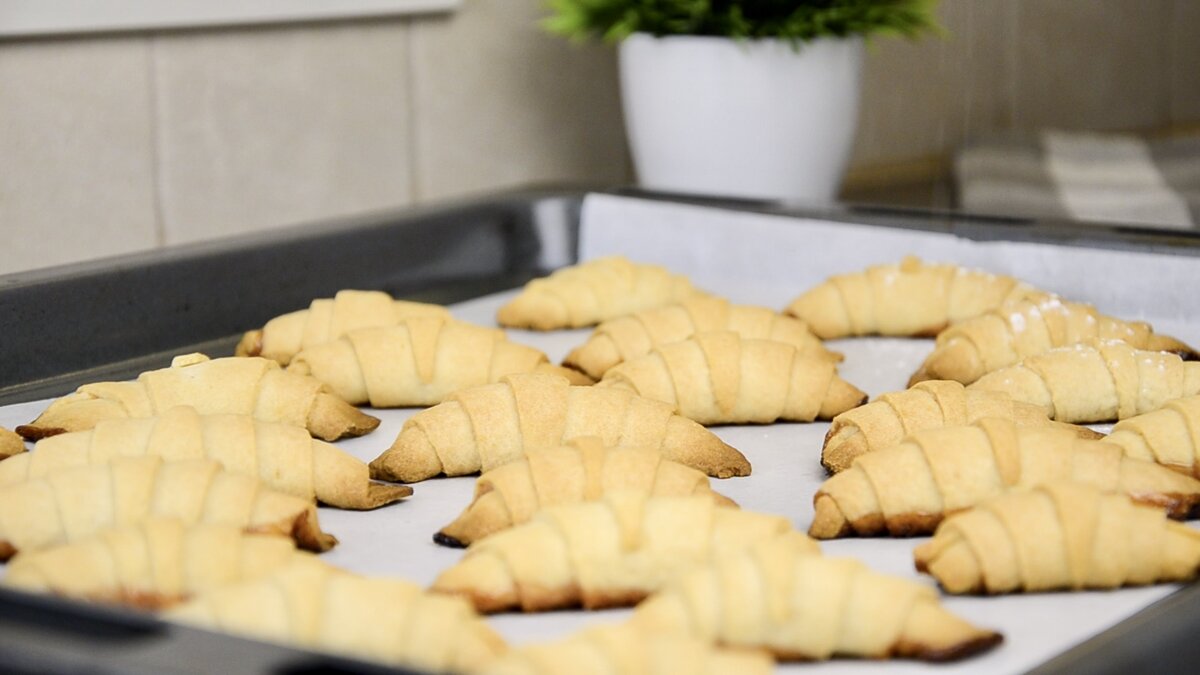 Беру Полстакана Сметаны и получаю Полкилограмма Рогаликов! Вкусные  хрустящие рогалики с повидлом! | А давай приготовим? | Дзен