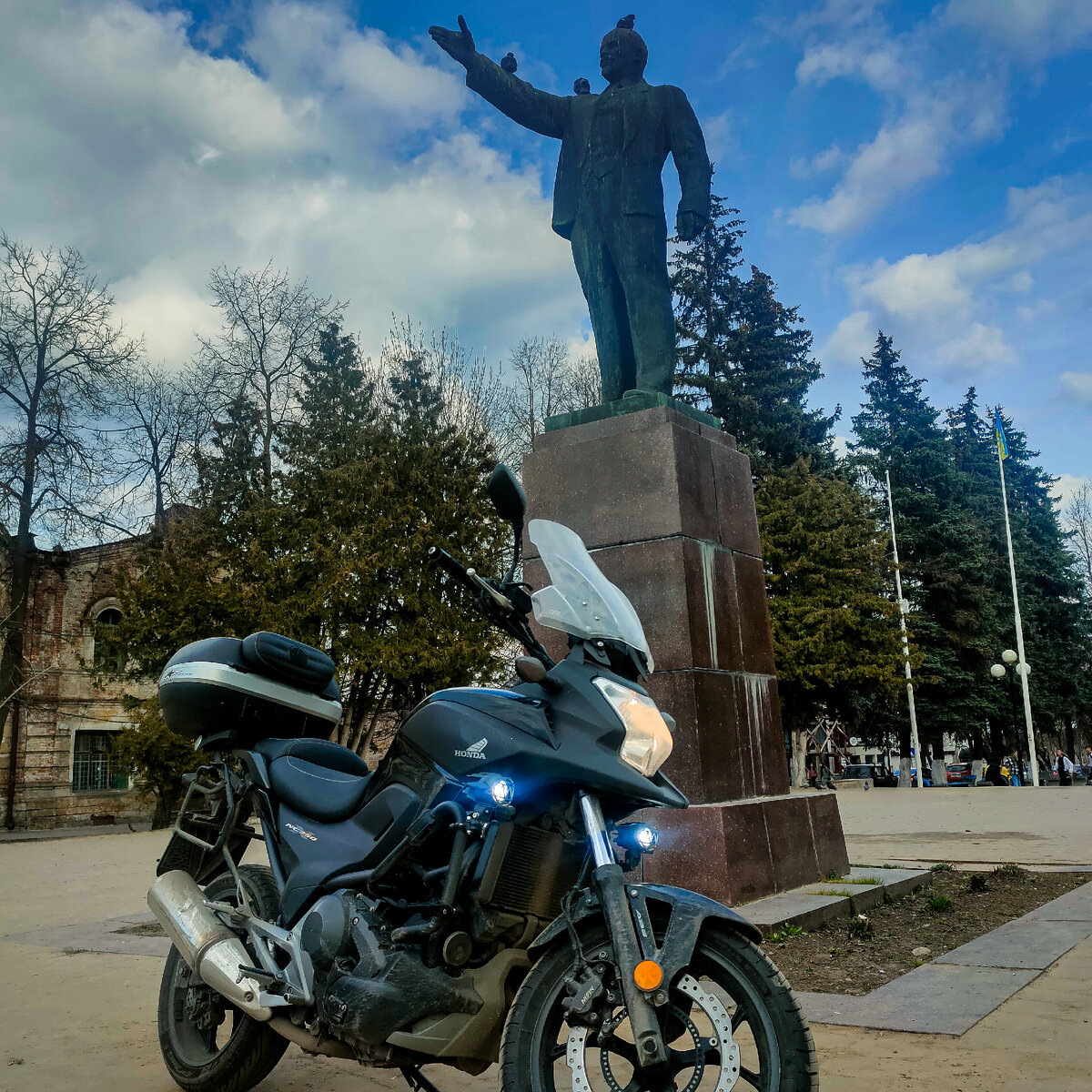 У основания памятника переводит дух традиционная для данного блога Honda NC750XD.