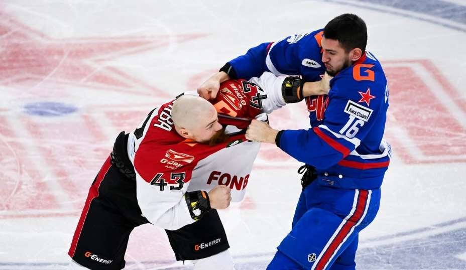    Новичок «Авангарда» Марк Верба бьется с питерским армейцем Иваном Зинченко. Фото: Соцсети ХК СКА