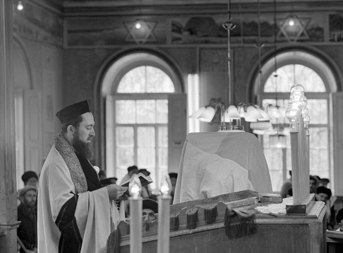 1 мая 1968 года. Раввин И. Бронфман на утренней молитве в синагоге города Дербента. Дагестанская АССР Фото: В. Козлов / «РИА Новости»