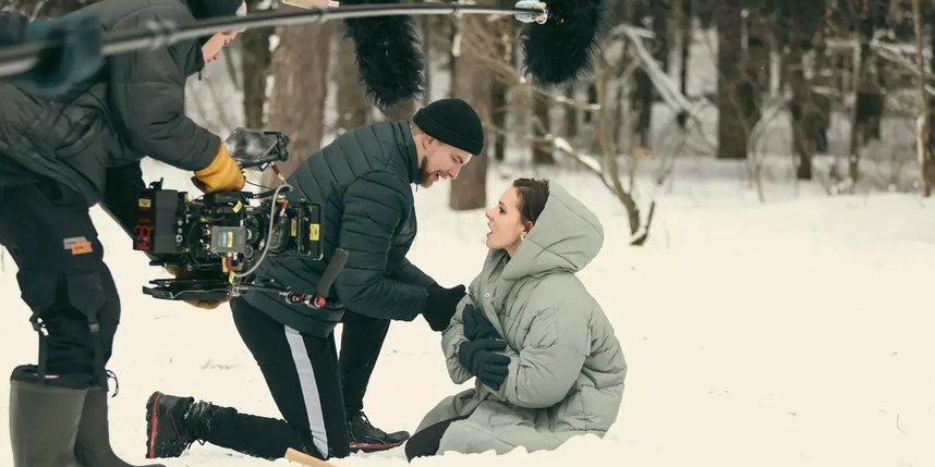    Кадр из сериала – в центре внимания операторов актёры Игорь Царегородцев и Анна Глаубэ.предоставлено ИВИ