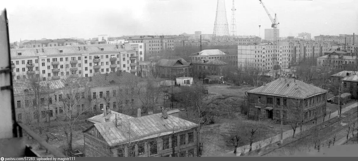  Вид в сторону Шуховской башни, 1974 г. Снимок сделан с балкона многоэтажки, на первом этаже которой когда-то располагался магазин "Семена". Через дорогу - Даниловские бани. Author:Виктор Константинович Апальков.