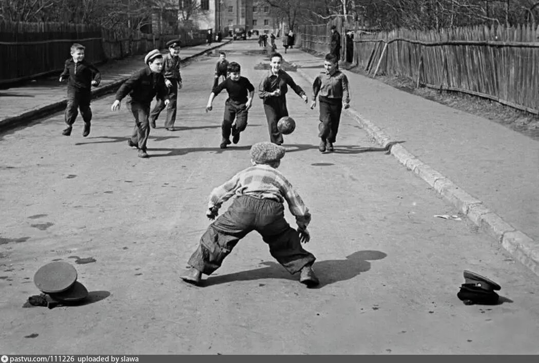 10 апреля 1959 года, дети играют на улице в Москве. Author: В. Кругликов. Source: РИА Новости,