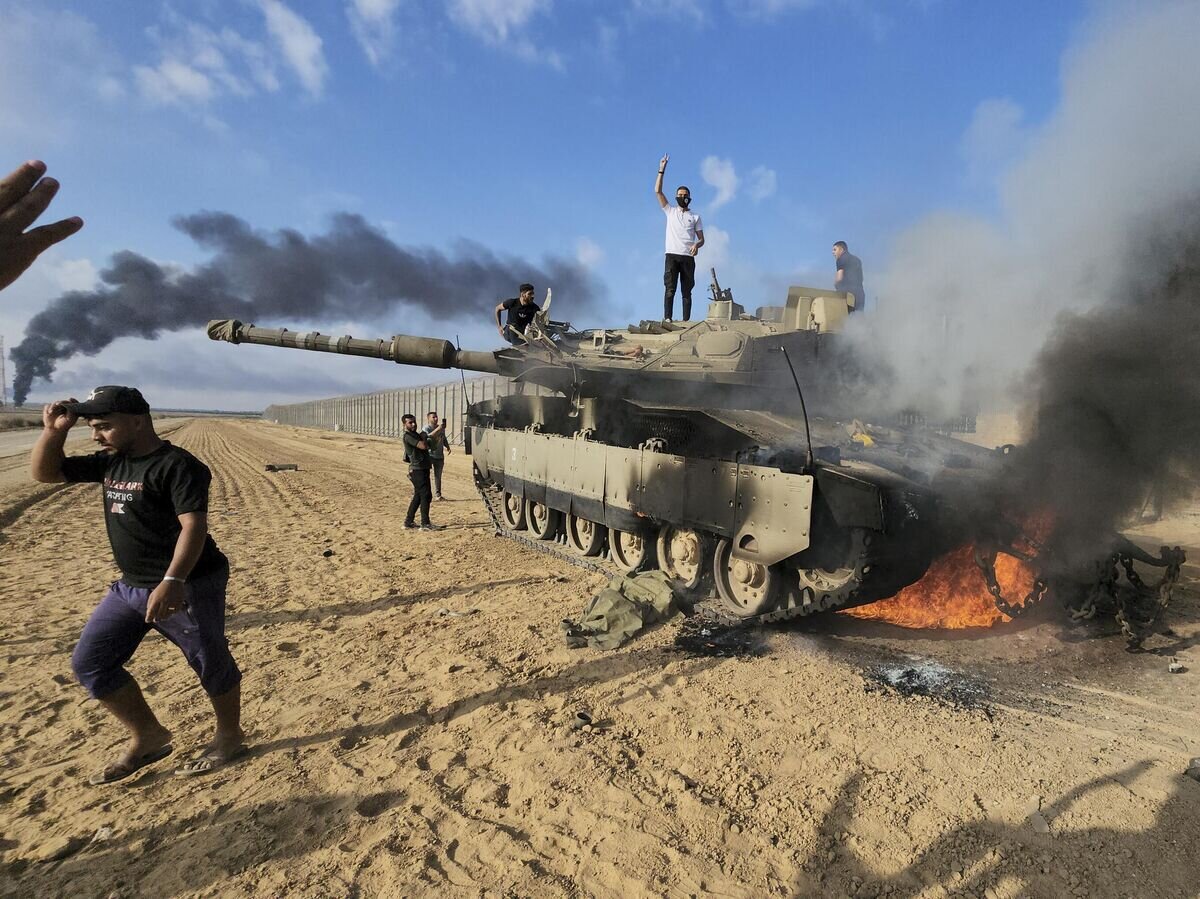    Палестинцы на подбитом израильском танке на границе Израиля и сектора Газа© AP Photo / Hassan Eslaiah