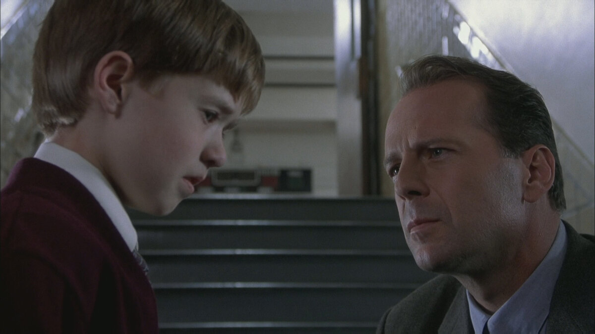 Кадр из фильма "Шестое чувство" (1999)