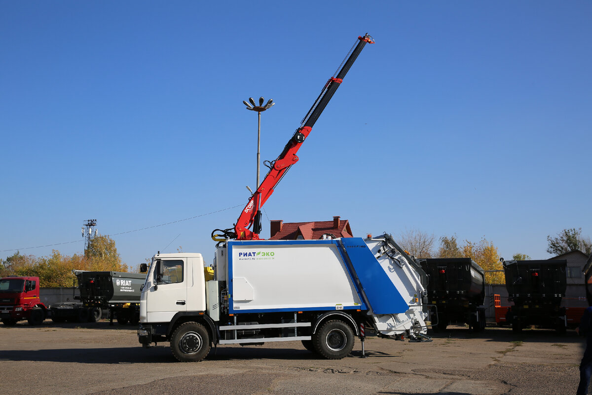 Мусоровоз РИАТ – ЭКО с крано- манипуляторной установкой.