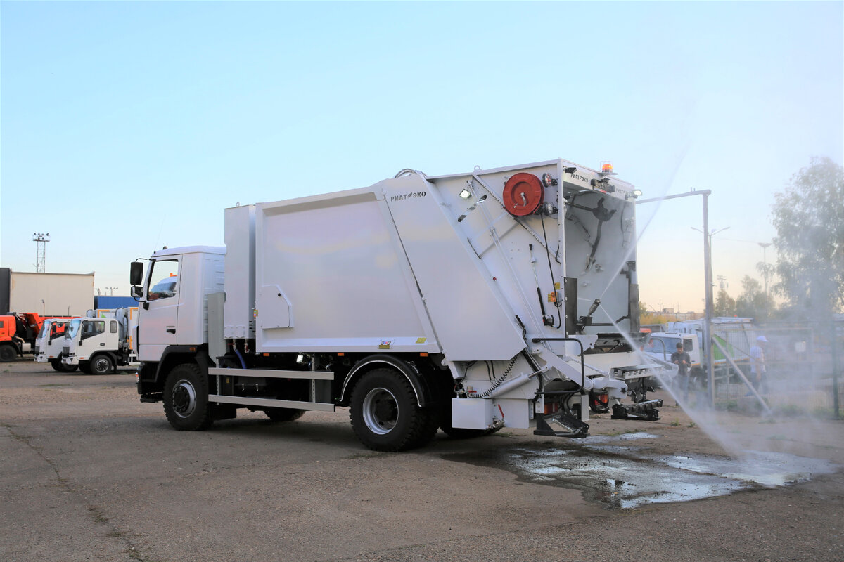 Мусоровоз РИАТ - ЭКО с функцией мойки. 