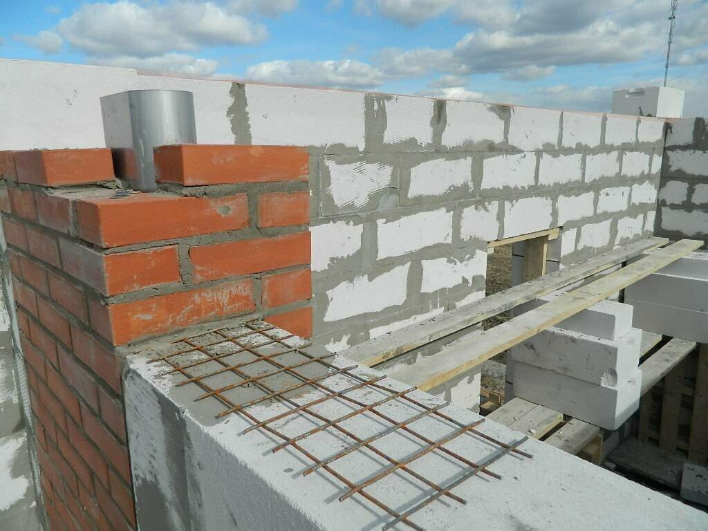 Кирпичная кладка или бетонные блоки, какой материал лучше использовать .
