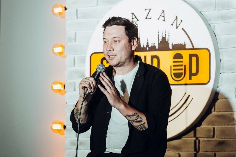 Артур Шамгунов в стендап-клубе Казани / Фото: «Давай сходим!»