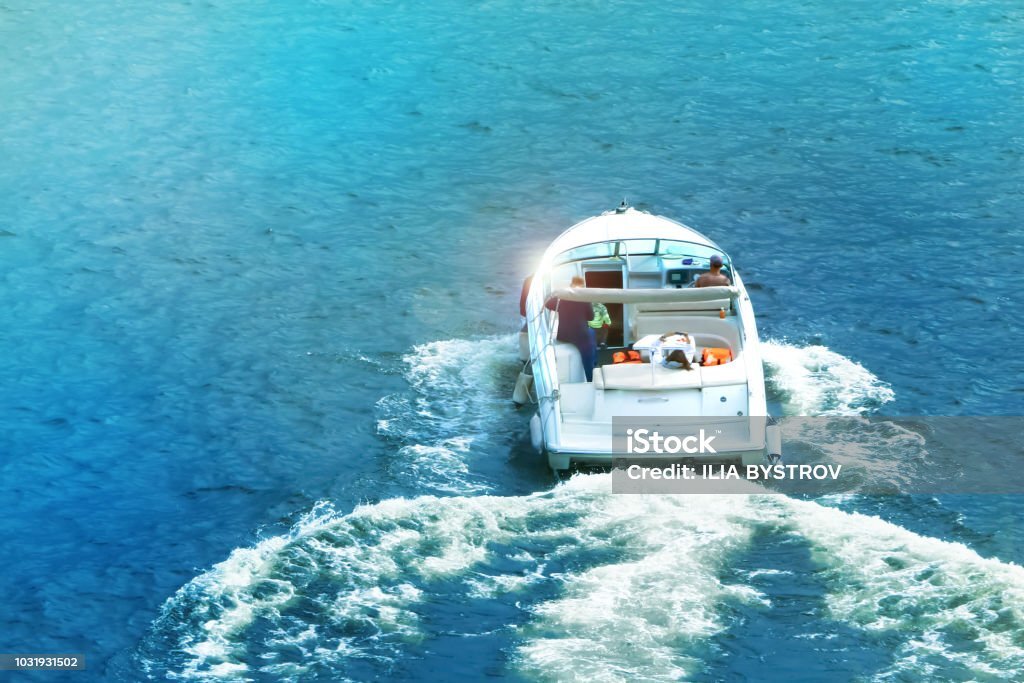 "Усы" за катером - параболоид или гиперболоид.