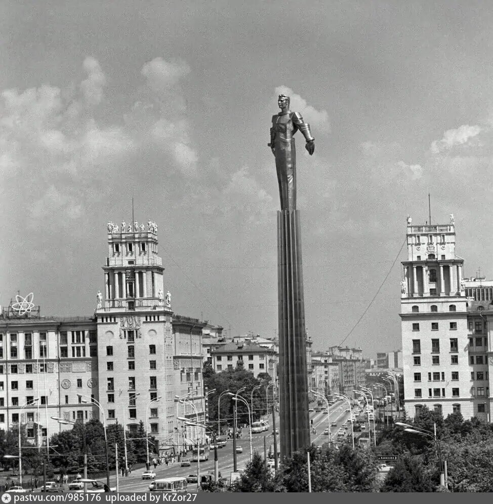 Памятник Ю. Гагарину на одноимённой площади. Вид на Ленинский проспект в сторону Садового кольца, 1980. Фото с сайта www.pastvu.com.