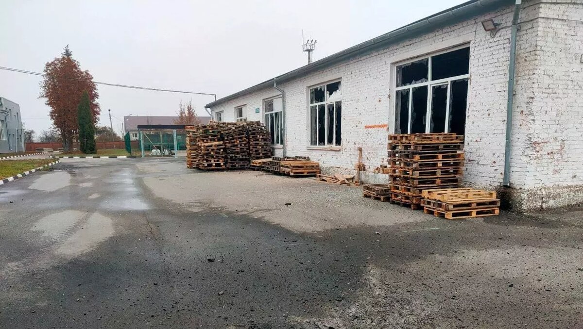     В пятницу, 3 ноября, под обстрел со стороны Украины попал город Шебекино в Белгородской области. Снаряды угодили в склад с гуманитарной помощью.
