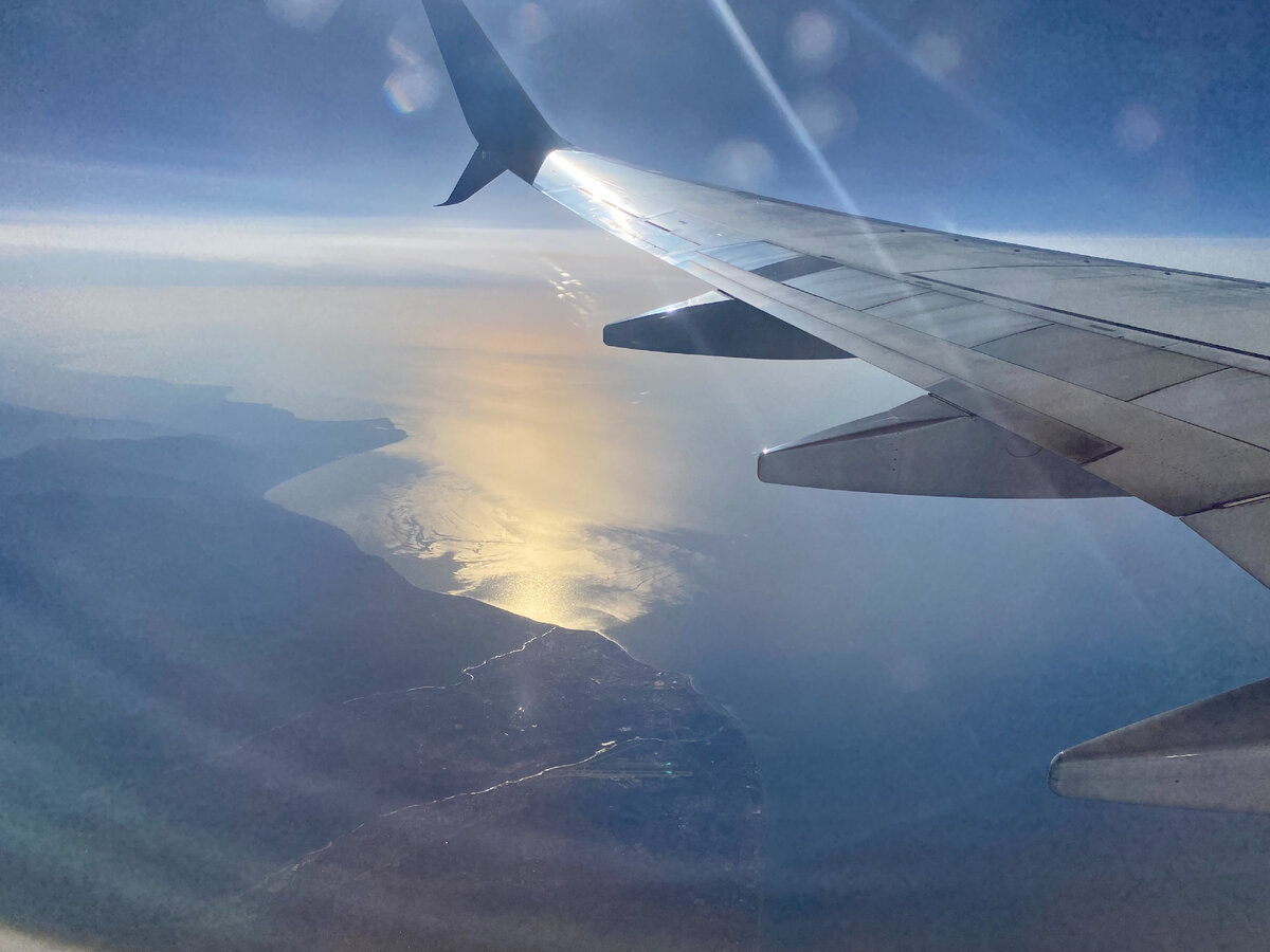 Под крылом самолета между реками Псоу и Мзымта расположился олимпийский парк Сочи... Фото автора