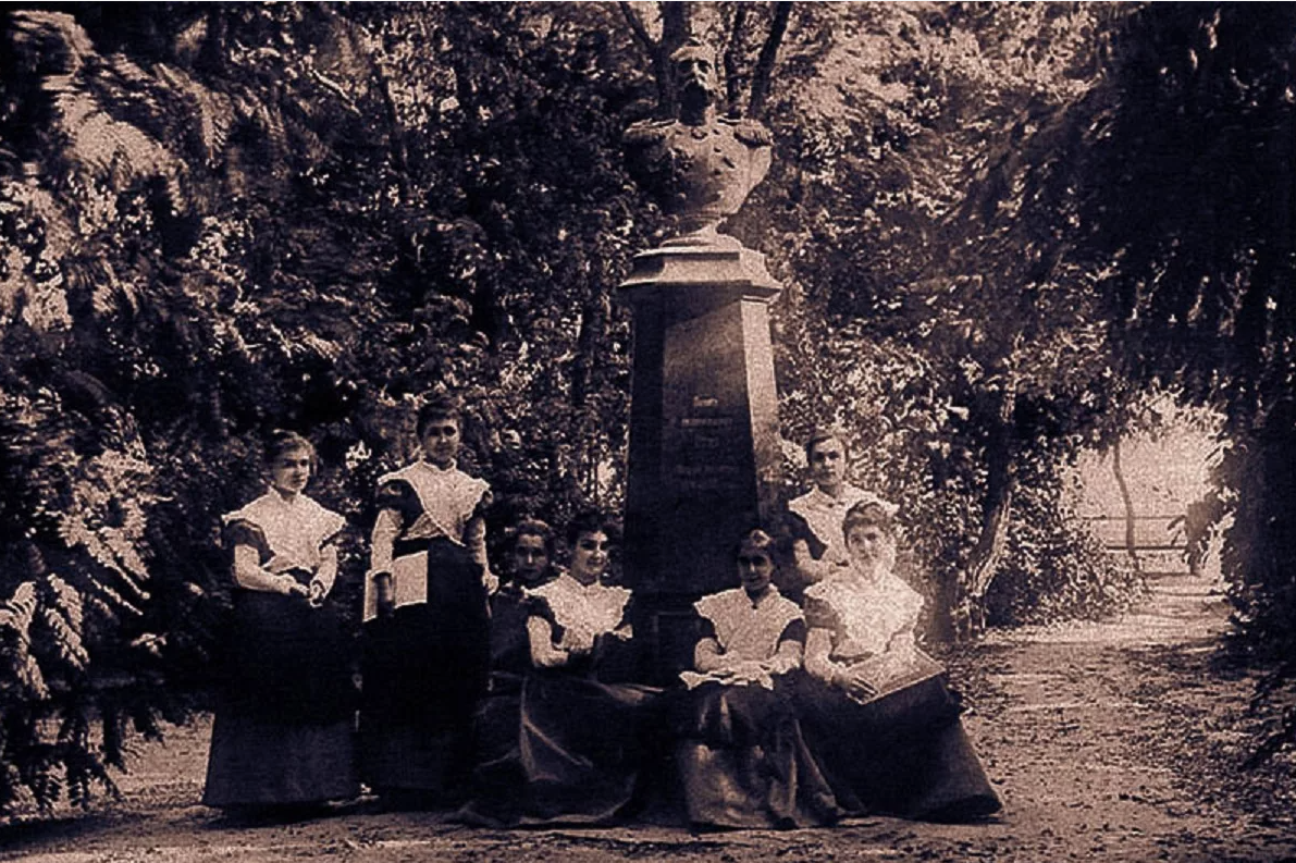 Так выглядели настоящие барышни из Киевского института благородных девиц (На фоне памятника Императору и Самодержцу Всероссийскому Александру II)