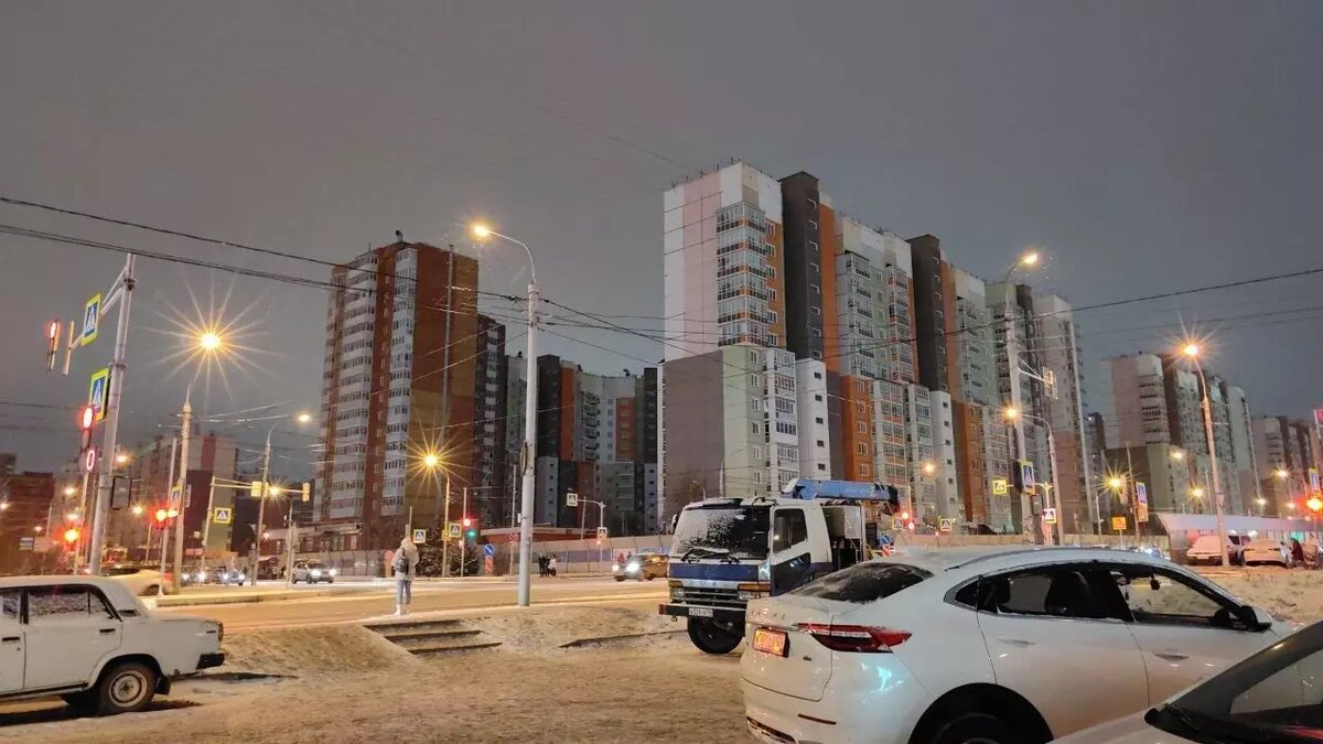     В Красноярске в Советском и Центральном районах массово отключили свет в домах. Выяснили, когда вернут электричество.