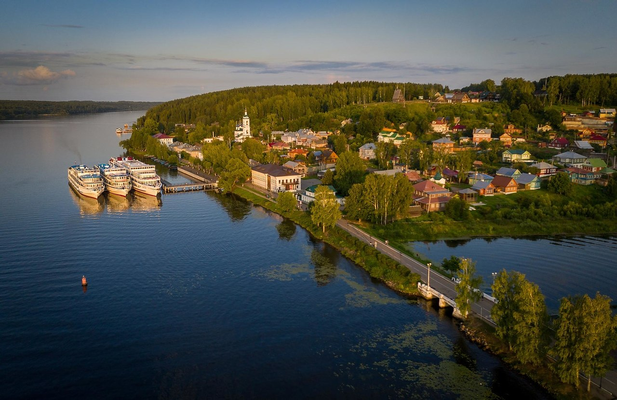 Плес на волге отдых. Город Плес Ивановской. Плёс на Волге город. Городок Плес на Волге. Плес Иваново.