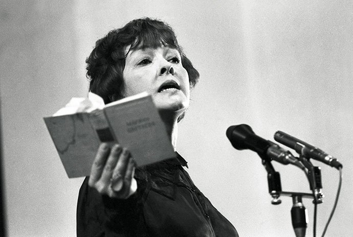 Белла Ахмадулина, источник Яндекс картинки