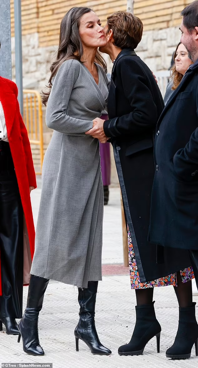 Королева Испании  Летиция возвратилась к своим королевским обязанностям, посетив 23-й ежегодный кинофестиваль "Опера Прима Сьюдад-де-Тудела".  Это конкурс испанских фильмов.-2