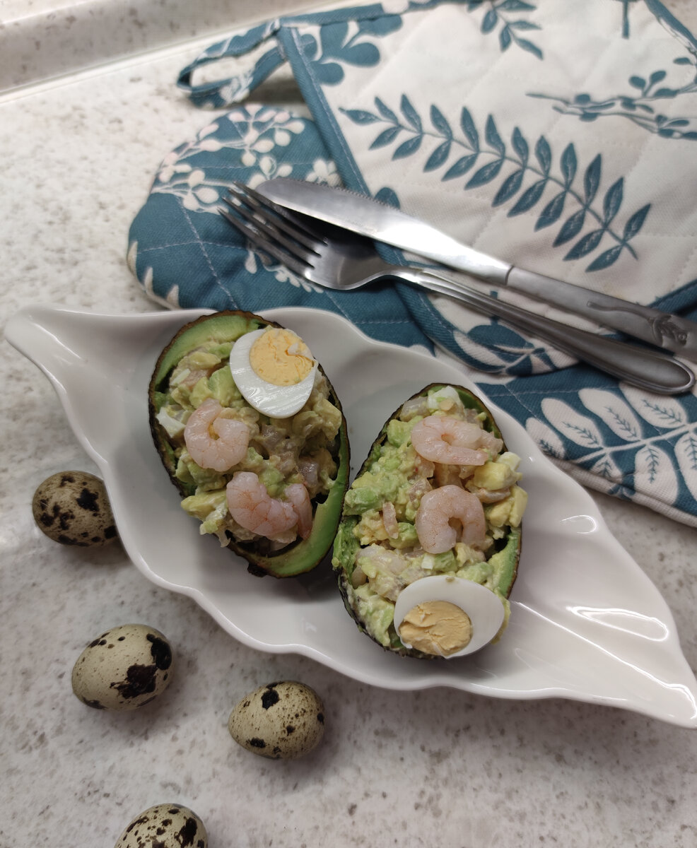 Лодочки из авокадо с креветками 