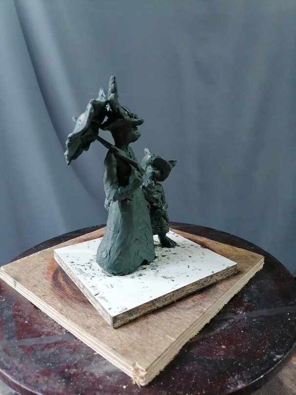 Пластилиновая модель зайчихи с зонтиком и отпрыском.