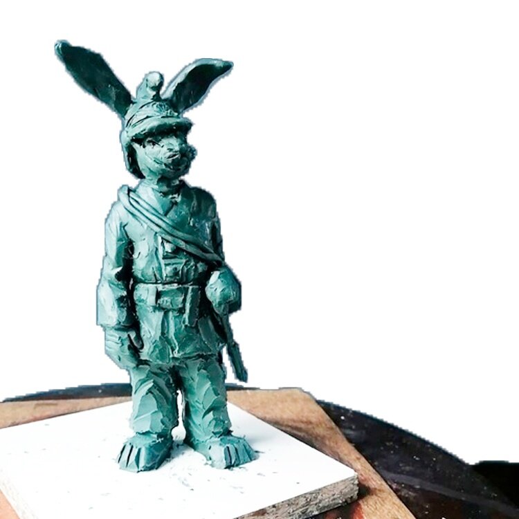 Пластилиновая модель бравого зайца-брандмейстера. Точно такой же, но в бронзе, появится на одной из улиц Костромы.