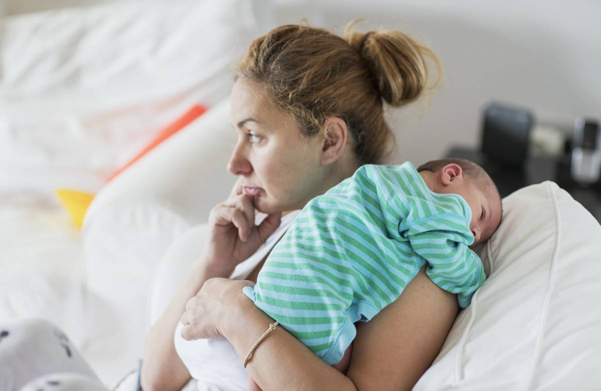 Мама заболела ребенок на гв. Грудное вскармливание детей. Мама и больной ребенок. Мама с плачущим ребенком. Коронавирус при грудном вскармливании.