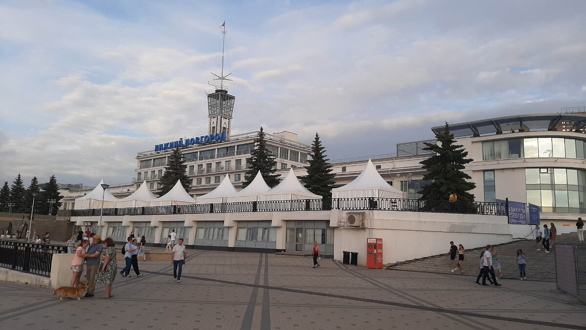 Морской вокзал, откуда отходят те самые кораблики, куда мы не попали