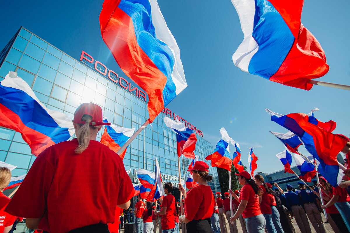 Россия это огромная держава. Единый народ России. Москва 24 празднование 22 августа флаг России.