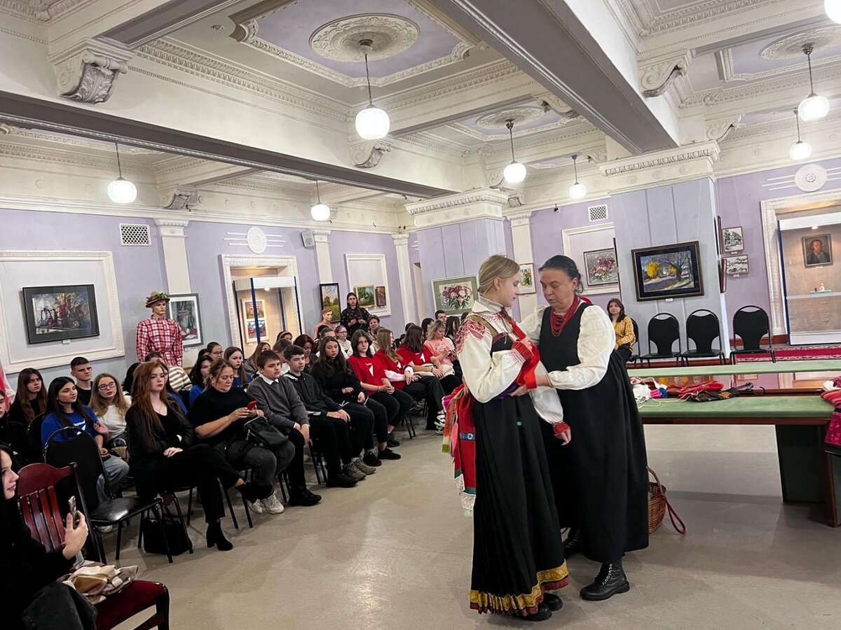    Курянки примерили старинные платья и рубахи ко Дню народного единства