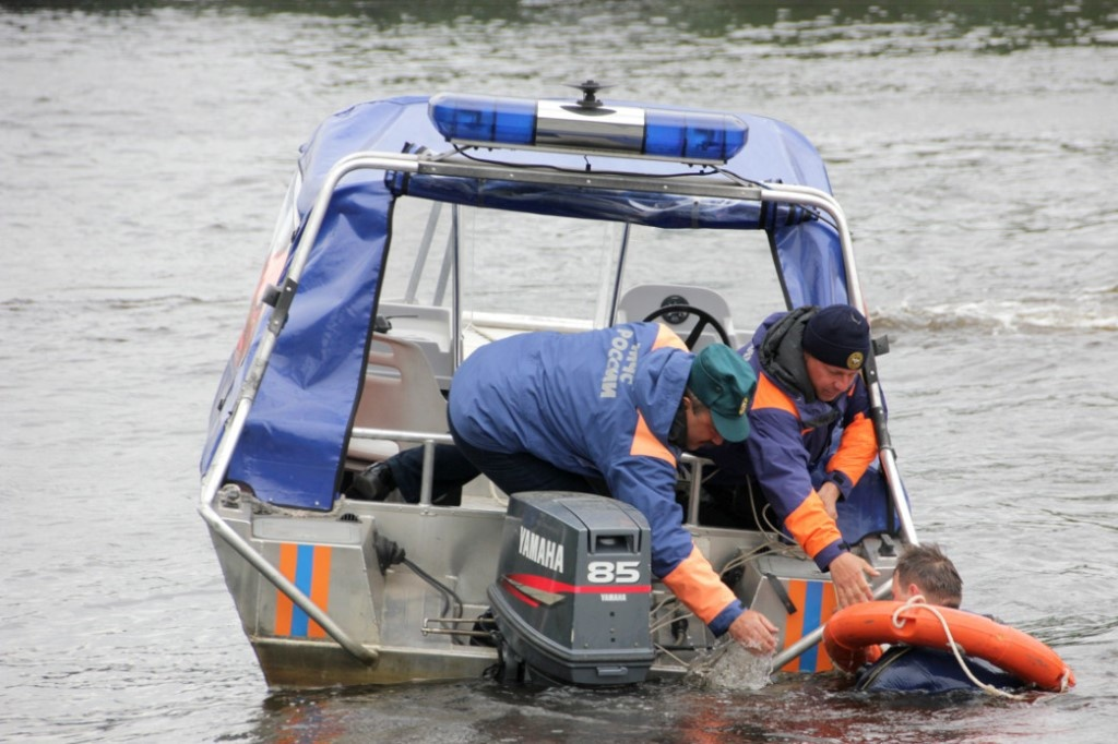 Водно спасательная служба. МЧС спасение людей на воде. Спасатели на воде МЧС.