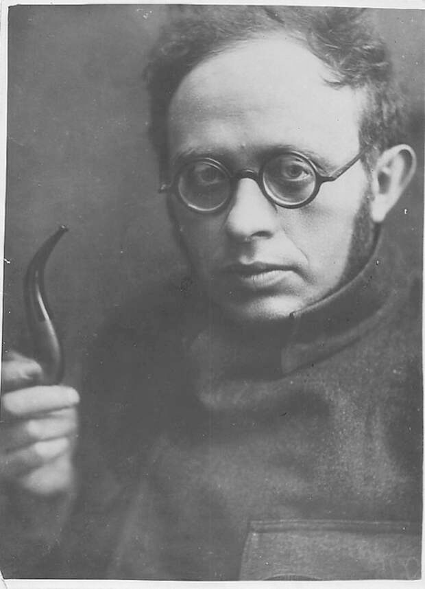 Неизменными атрибутами Карла Бернгардовича в советскую эпоху были трубка и борода без усов.